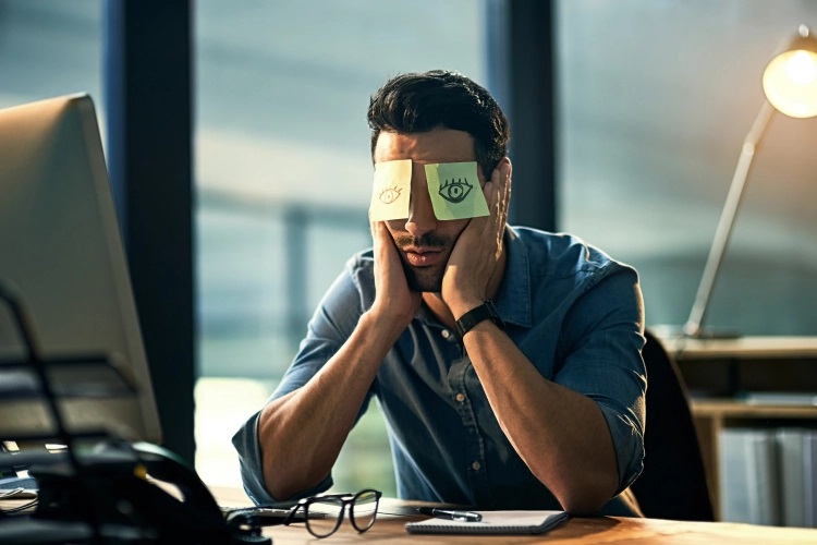 Man sitting at his desk at work, bored.